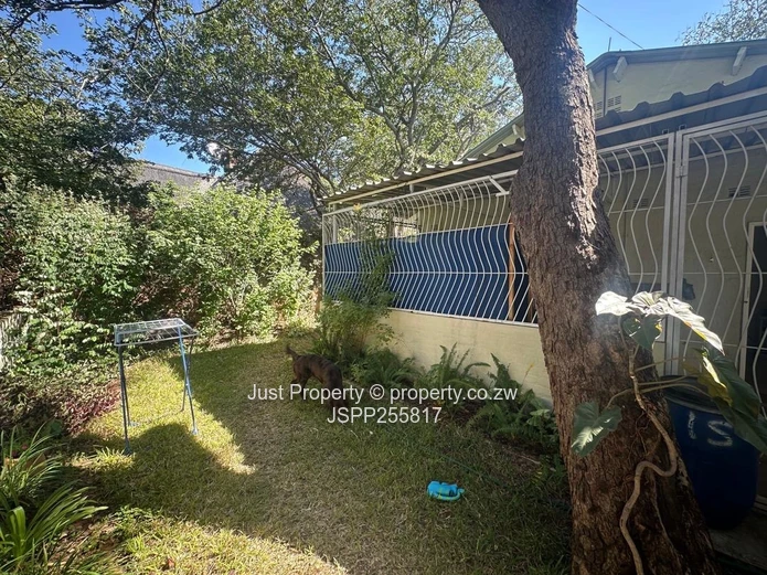Spacious 5-Bed Victoria Falls Home with Cottage & Garden