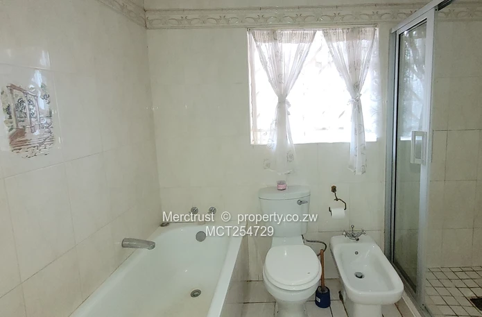 Spacious, immaculate garden flat! (Sole Mandate)