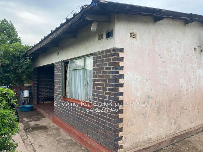 Glen Norah “A” Prime Investment Opportunity: Modern 4-Bedroom Home in a Strategic Location!