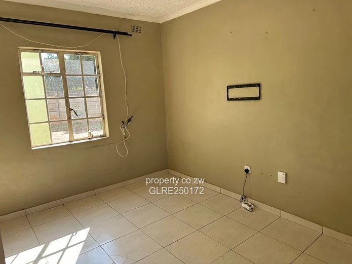Marlborough 1-Bed Home with Borehole & Garage