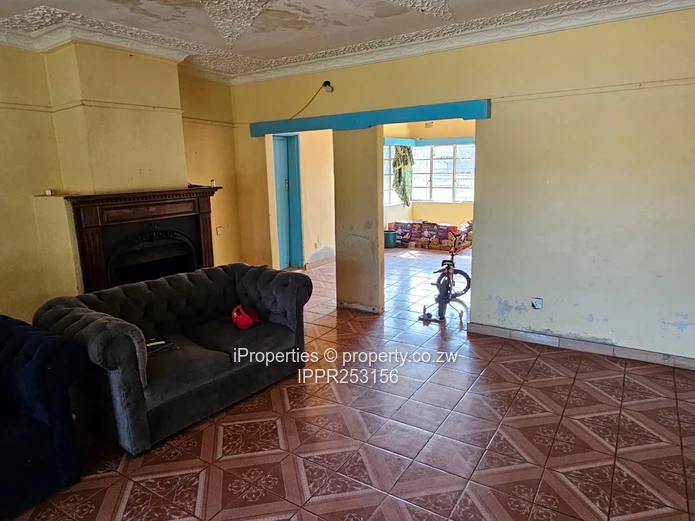 Large 5-Bed Walled Home on 4,588 m² — Water Tank & Garden