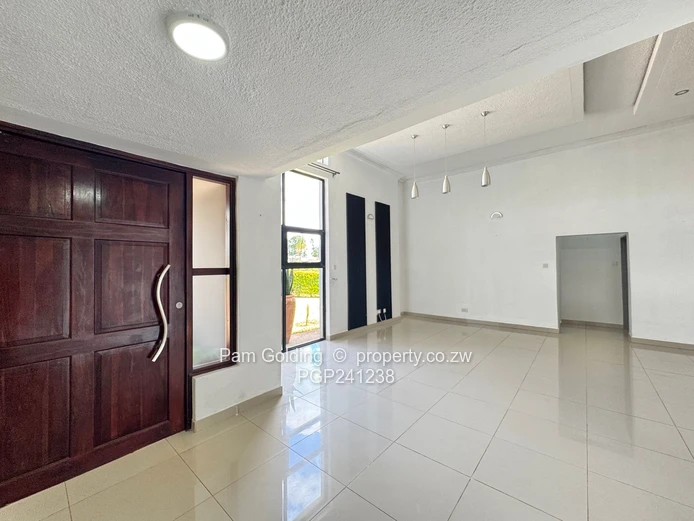 Upmarket Townhouse - Helensvale 