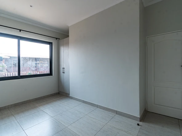 2 Bedroom Flat & Apartment