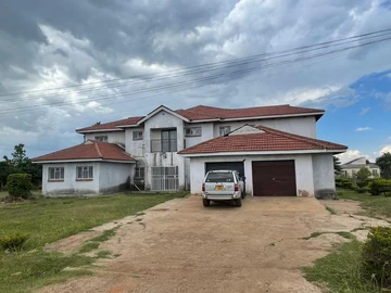 A double storey house for sale  in the low density suburb of  Twinlakes,Norton