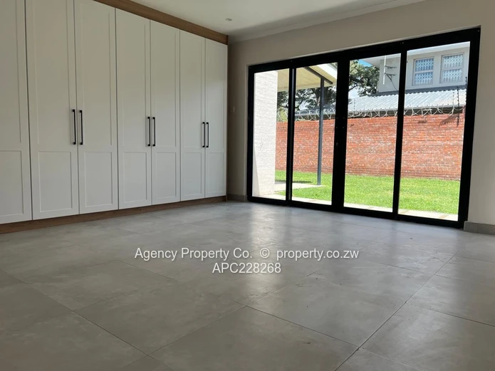 CORNEr UNIT - LARGE GARDEN - MODERN TOWNHOUSE