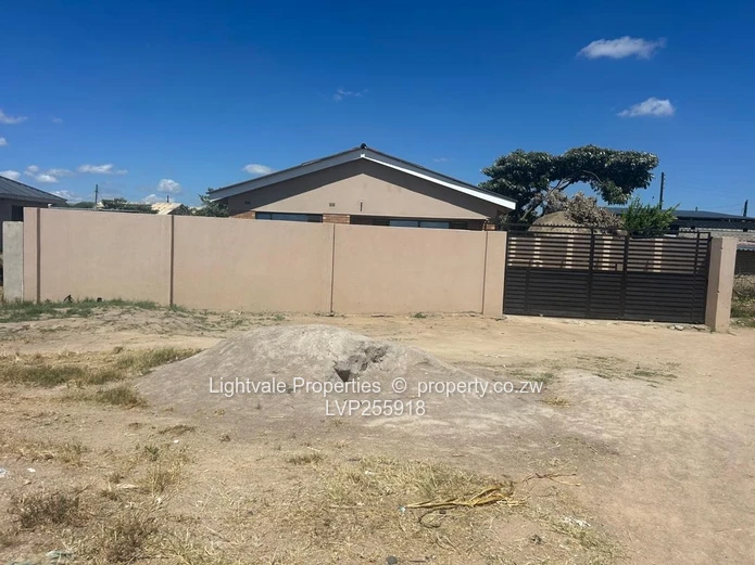 4-Bed Walled Home in Manyame Park — Verandah & En-Suite (Sole Mandate)