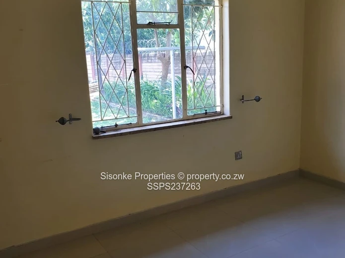 Spacious 3-Bed home with a modern fitted  kitchen — Avondale West