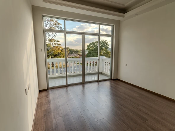 4 Bedroom Flat & Apartment