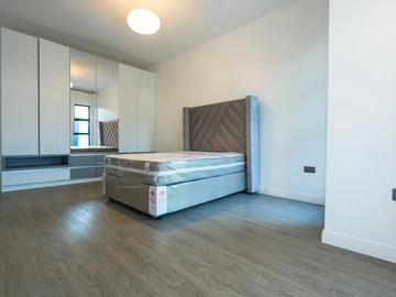 2 Bedroom Flat & Apartment