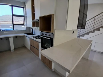 2 Bedroom Flat & Apartment