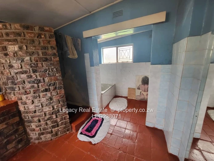 Prime 3,200sqm Stand with House & Staff Quarters