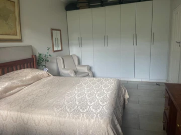 2 Bedroom Flat & Apartment