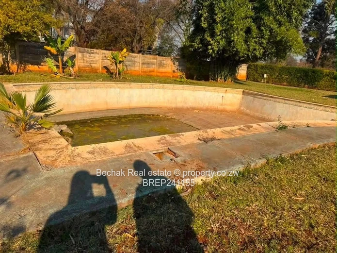 Classic Kumalo Bungalow: 4 Beds, Pool & Large Garden