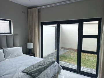 2 Bedroom Flat & Apartment