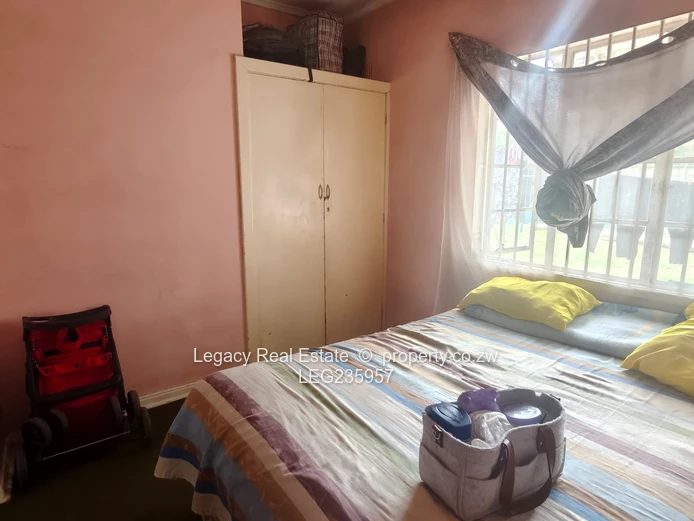 Investor’S Dream ,Main House Plus Self-Contained Cottage In Mabelreign