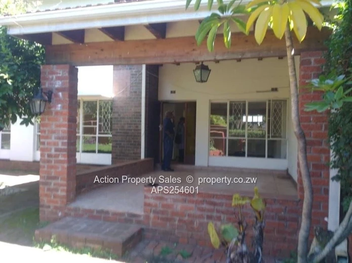 Neat 3 Bed Garden Flat! 