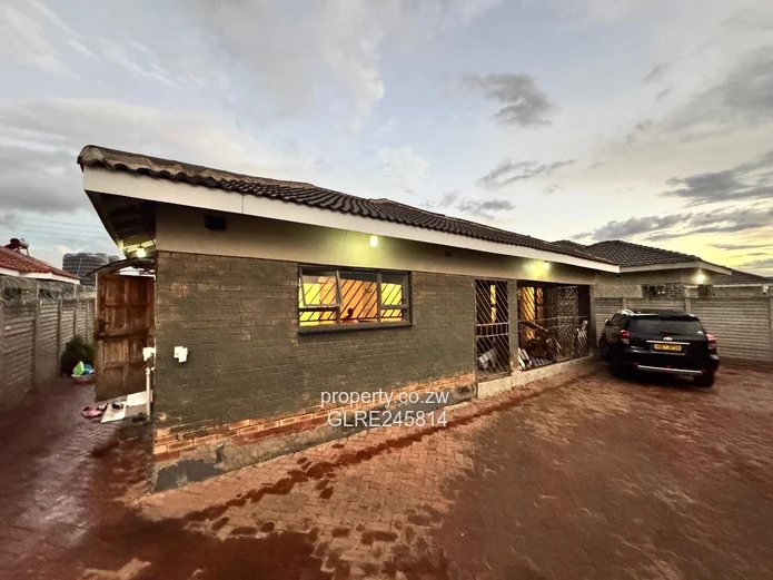 Stylish 4-Bed in Madokero - Borehole & Island Kitchen