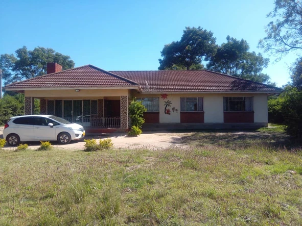 Spacious 4-Bedroom Family Home on Expansive 7200 m² in Waterfalls