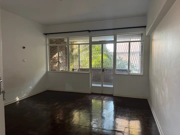 2 Bedroom Flat & Apartment
