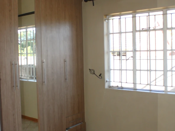 2 Bedroom Flat & Apartment