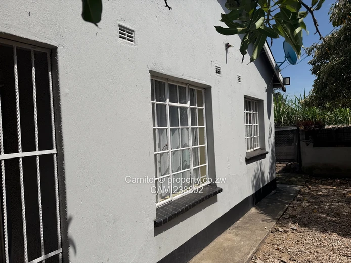 2 bedroomed main en-suite in Waterfalls near waterfalls shops (Sole Mandate)