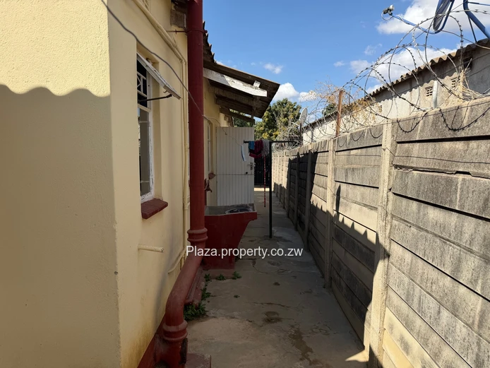 Zengeza, Chitungwiza: 3-Bed Brick Home — Walled & Carport (Sole Mandate)