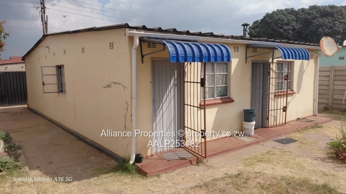 4-Bed Walled Highfield Home - Yard, Municipal Water