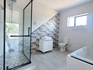 4 Bedroom Flat & Apartment