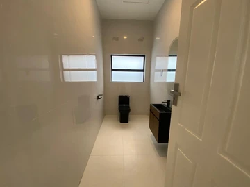 4 Bedroom Flat & Apartment