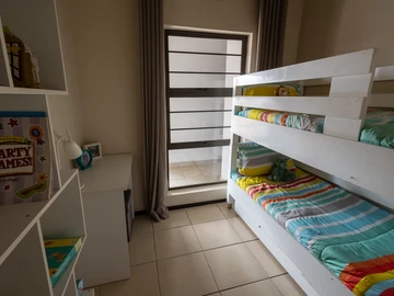 2 Bedroom Flat & Apartment