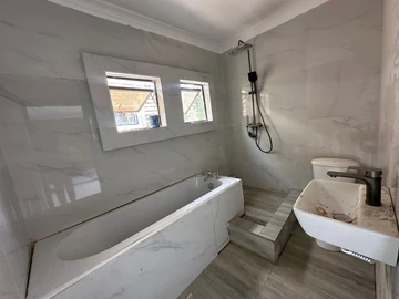 2 Bedroom Flat & Apartment