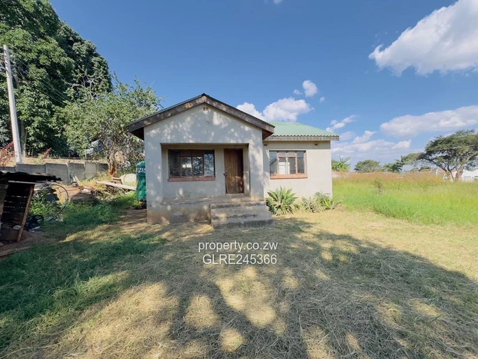 Unfinished 5-Bed 700 m² Home on 1 Acre in Bluff Hill