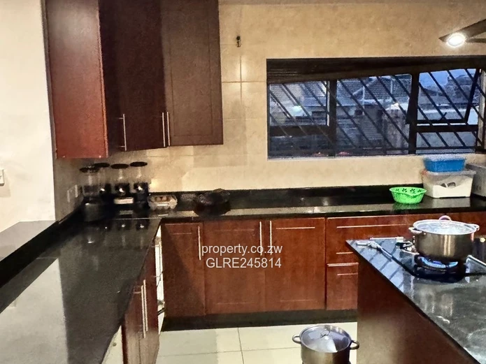 Stylish 4-Bed in Madokero - Borehole & Island Kitchen