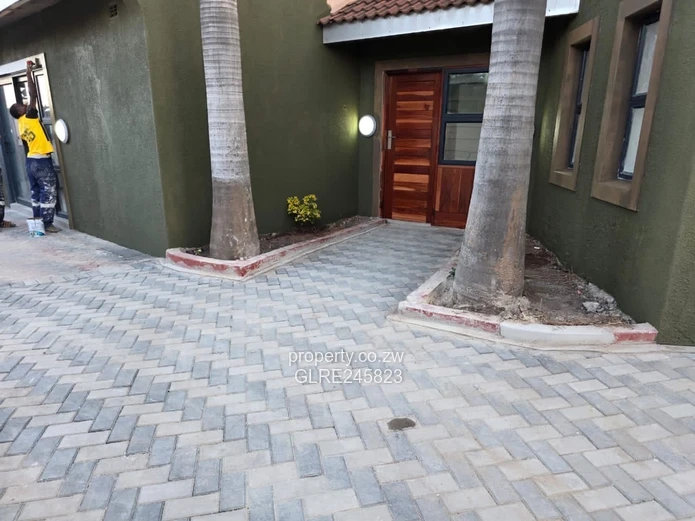 Paved Courtyard 2-Bed Glen View — Walled & Fitted Kitchen