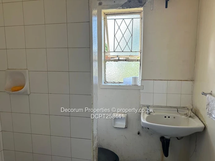 3BR Ashdown Park Bungalow — Verandah, Driveway & Flatlet