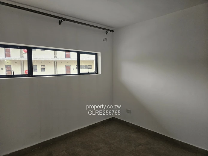 Modern 2-Bed Flat with Fitted Kitchen & Borehole