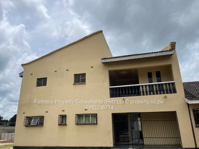 Solid Golden Oldie – 5-Bedroom Double-Storey Home for Rent in The Grange 