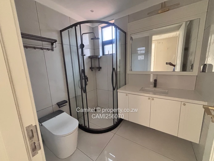 Modern 4-Bed, 4-Bath Greendale North Flat with Borehole