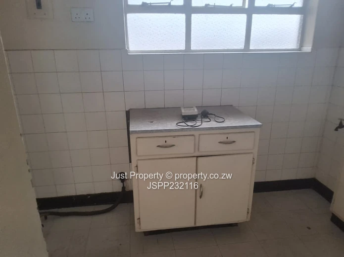 Classic Avenues 1 1/2 Bed with Large Windows & 24hr Security (Sole Mandate)