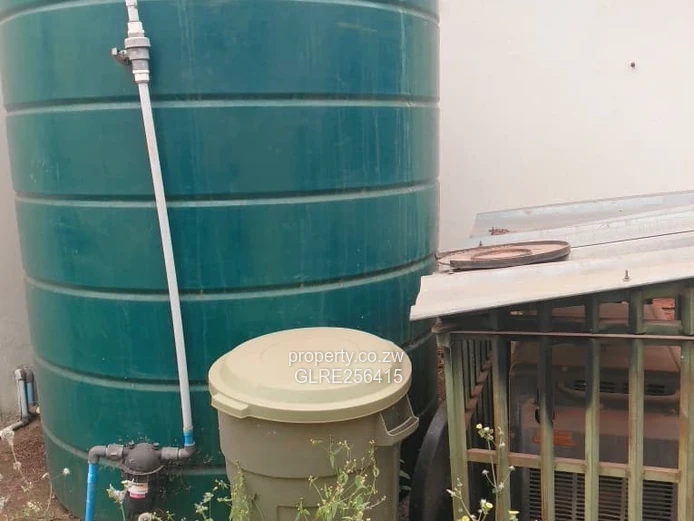 Bright 3-Bed Flat in Greendale North — Walled, Water Tank