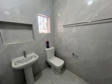 2 Bedroom Flat & Apartment