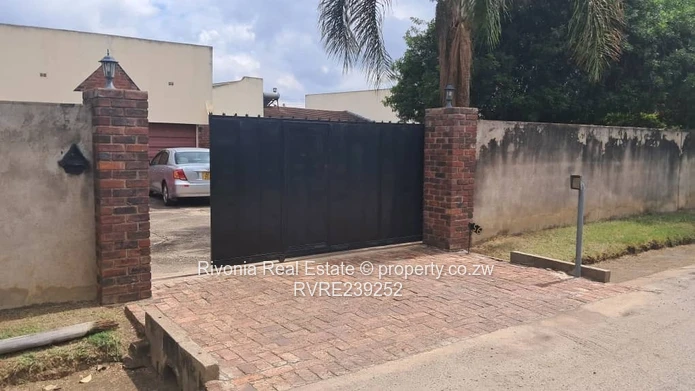 Emerald Hill: 4-Bed Home on 2030m² with Borehole