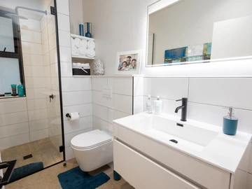 3 Bedroom Flat & Apartment