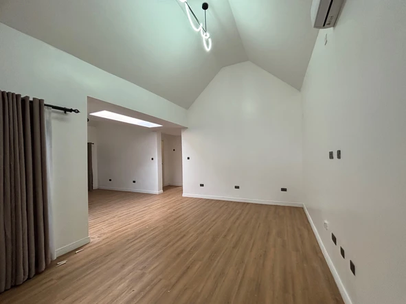 4 Bedroom Flat & Apartment