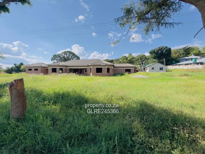 Unfinished 5-Bed 700 m² Home on 1 Acre in Bluff Hill