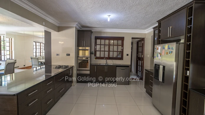 Stunning Executive Home In An Exclusive Complex