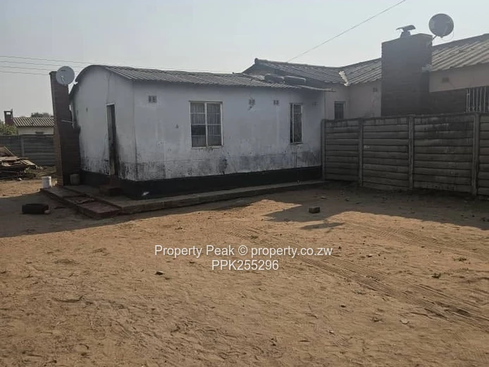 2-Bed Fixer-Upper with Large 380m² Yard in Mbare Deeds available