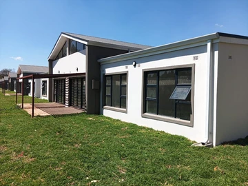 2 Bedroom Flat & Apartment
