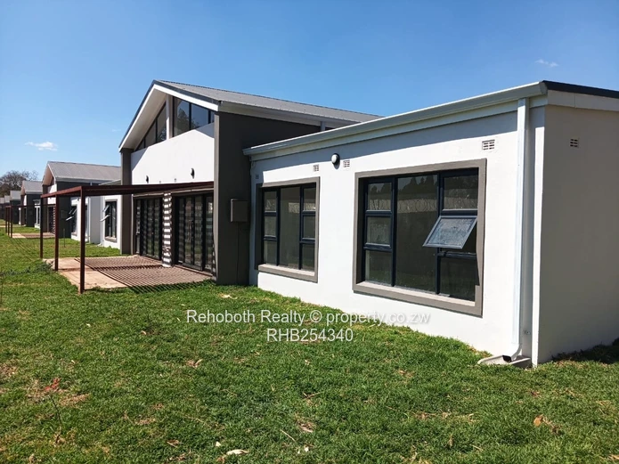Spacious 2-Bed Marlborough Flat - Patio & Borehole