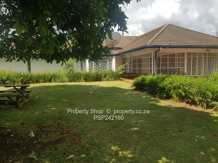 Family Home with a Cottage!